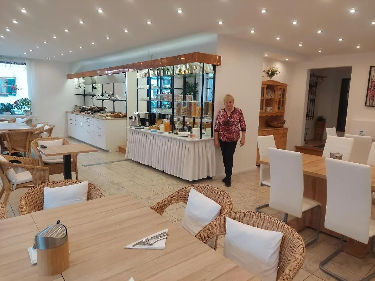 Gastehaus Veronika: Breakfast Buffet & KönigsCard Attractions Included Unterammergau 0*,