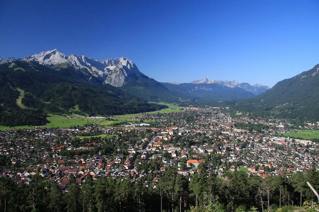 Gastehaus Veronika: Breakfast Buffet & KönigsCard Attractions Included Unterammergau